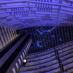 Das Atrium des Marina Mandarin Hotels erstrahlte in blauem Licht.