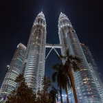 Petronas Twin Towers bei Nacht in Kuala Lumpur, Malaysia.