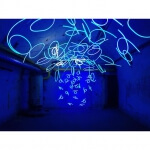 Eine blaue Lichtskulptur in einem dunklen Raum.