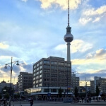 Der Berliner Fernsehturm in der Abenddämmerung basierend auf der bereitgestellten Beschreibung.