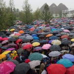 Eine Menschenmenge mit Regenschirmen auf der EXPO.