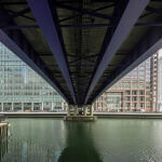 Eine Brücke über ein Gewässer mit dem LND-Finanzviertel im Hintergrund.