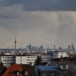 Ein Blick auf die Frankfurter Skyline von einem Gebäude aus.