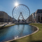 Ein Riesenrad steht neben einem Teich in Düsseldorf.