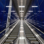 Eine Rolltreppe in einem blauen Gebäude in der Schadowstraße.