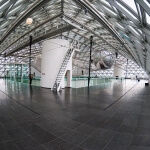 Ein Blick auf K21, ein großes Glasgebäude in Düsseldorf mit Treppenhaus.