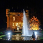 Ein Brunnen vor Schloss Loersfeld bei Nacht.