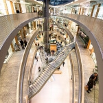 Eine Wendeltreppe im Einkaufszentrum Stilwerk Düsseldorf zeichnet sich durch ein außergewöhnliches Design aus.
