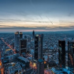 Die Skyline von Frankfurt mit dem Frankfurter Main Tower in der Abenddämmerung.