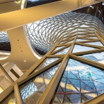 Eine Rolltreppe im Einkaufszentrum MyZeil II in Frankfurt mit Glasdecke.