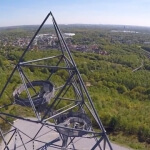 Eine Luftaufnahme von Tetraeder II, einem Metallturm mitten im Wald.