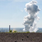 Ein Ruhrgebiets-Schornstein, aus dem Rauch aufsteigt.