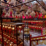 Das Innere eines Hongkong-Tempels mit vielen Laternen.