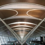 Die Decke des Flughafens Shanghai besteht aus Holz.