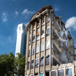 Vor dem 3 1/2 Scheibenhaus in Düsseldorf wird ein Gebäude abgerissen.