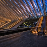 Eine nach oben gerichtete Rolltreppe an einem Bahnhof.