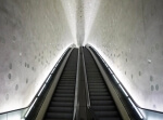 Eine Rolltreppe führt hinauf zur Elbphilharmonie in Hamburg.