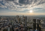 Eine Stadt wie Frankfurt mit vielen hohen Gebäuden, darunter der beeindruckende MainTower, der in den Himmel ragt.