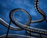 Ein Bild der Wendeltreppe von Tiger & Turtle bei Nacht.