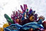 Eine große Gruppe bunter Luftballons am Himmel der Kirmes Düsseldorf 2017.