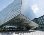 Ein futuristisches Gebäude mit Glasfassade in Berlin.
