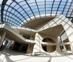 Eine Fischperspektive auf das Gebäude des Deutschen Historischen Museums mit Glasdach.
