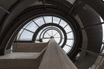 Ein Blick auf eine schneckenförmige Wendeltreppe in einem modernen Gebäude.