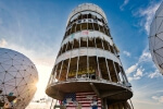 Zwei große Kugeln vor einem Gebäude mit amerikanischer Flagge an der Berliner Radarstation.