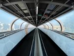 Im Tunnel fährt eine Rolltreppe nach unten.
