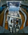 Das Innere der Königlichen Bibliothek verfügt über Treppen und einen Blick auf das Wasser.