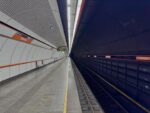 Leerer U-Bahn-Bahnsteig am Bahnhof Stubentor, mit Gleisen, die in einen dunklen Tunnel führen, und auf beiden Seiten sichtbaren Bahnhofsschildern.